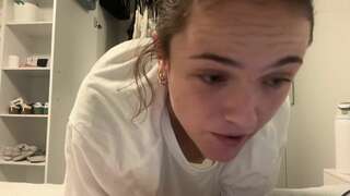 Daisybabyyyyy Shakes Her Naked Ass in Steamy Live Cam Show